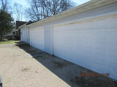 Exterior - 402 Sutherland Ave, Paris, IL 61944 photo 4 of 4