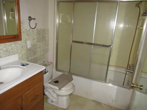 Bath - 402 Sutherland Ave, Paris, IL 61944 photo 1 of 2