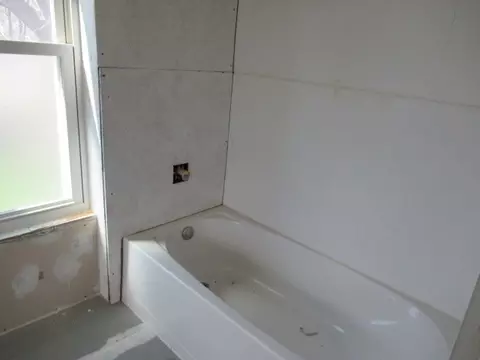 Bath - 402 Sutherland Ave, Paris, IL 61944 photo 2 of 2