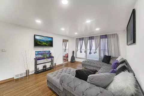 Living - 1444 E 146th St, Dolton, IL 60419 photo 1 of 3