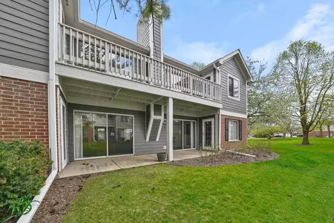 208 Columbia Ct #1, Schaumburg, IL 60193
