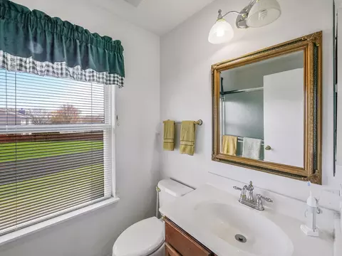Bath - 32507 Millstone Cir, Lakemoor, IL 60051 photo 4 of 5