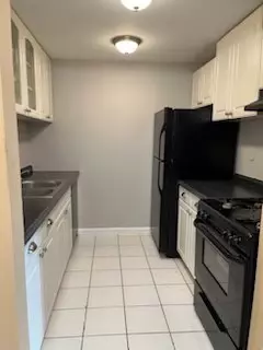 Kitchen - 214 E Bailey Rd #M, Naperville, IL 60565 photo 1 of 1