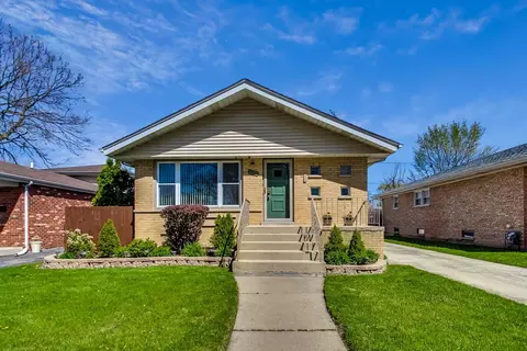 2726 W 99th St, Evergreen Park, IL 60805