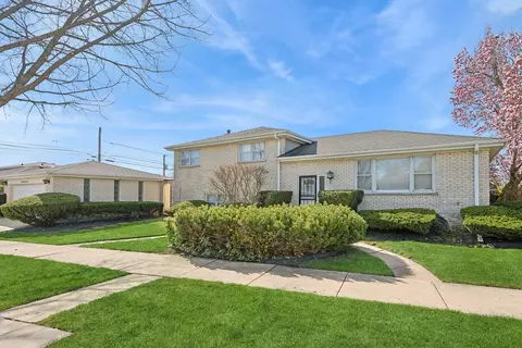 3833 NE Cleveland St, Skokie, IL 60076