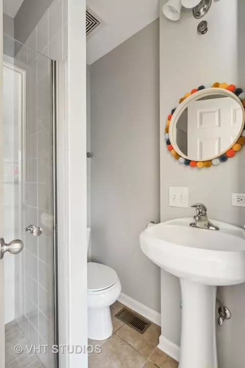 Bath - 5212 S Berkeley Ave, Chicago, IL 60615 photo 2 of 3