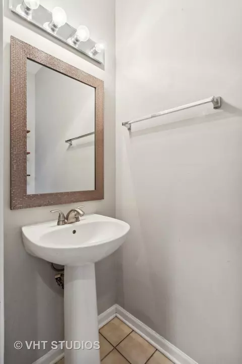 Bath - 5212 S Berkeley Ave, Chicago, IL 60615 photo 3 of 3