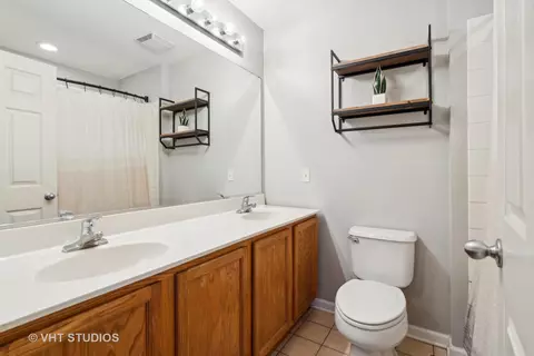 Bath - 5212 S Berkeley Ave, Chicago, IL 60615 photo 1 of 3