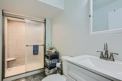 Bath - 1545 Edgefield Ln, Hoffman Estates, IL 60169 photo 2 of 2