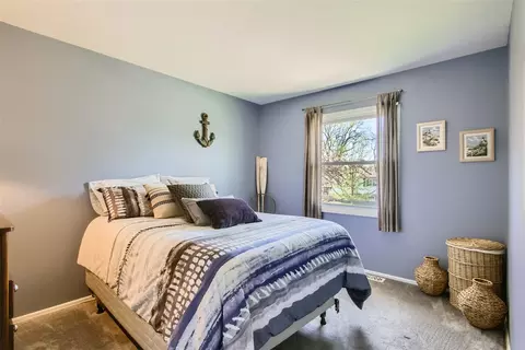 Bedroom - 1545 Edgefield Ln, Hoffman Estates, IL 60169 photo 3 of 5