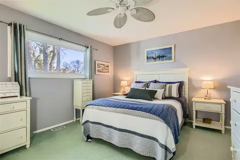 Bedroom - 1545 Edgefield Ln, Hoffman Estates, IL 60169 photo 1 of 5