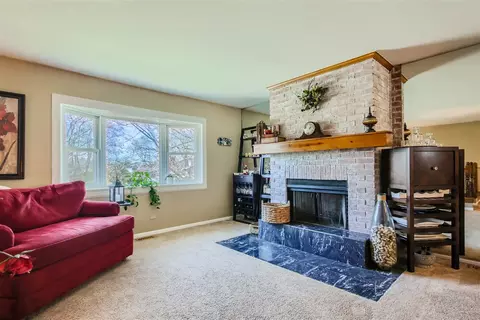Living - 1545 Edgefield Ln, Hoffman Estates, IL 60169 photo 3 of 7