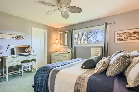 Bedroom - 1545 Edgefield Ln, Hoffman Estates, IL 60169 photo 2 of 5