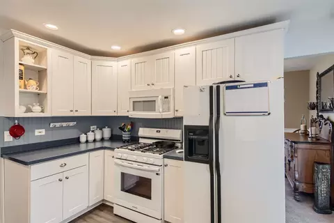 Kitchen - 1545 Edgefield Ln, Hoffman Estates, IL 60169 photo 2 of 3