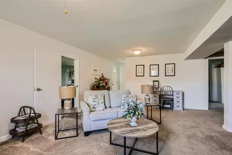 Living - 1545 Edgefield Ln, Hoffman Estates, IL 60169 photo 6 of 7
