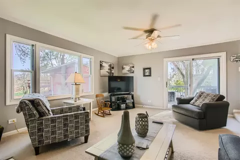 Living - 1545 Edgefield Ln, Hoffman Estates, IL 60169 photo 2 of 7