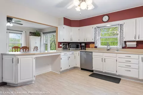 Kitchen - 117 Blackhawk Trl, Algonquin, IL 60102 photo 1 of 2