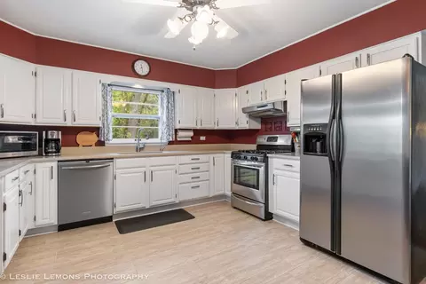 Kitchen - 117 Blackhawk Trl, Algonquin, IL 60102 photo 2 of 2