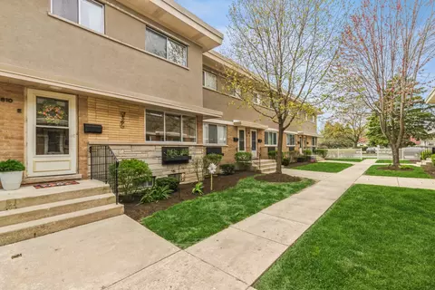 610 S Milwaukee Ave #E, Libertyville, IL 60048