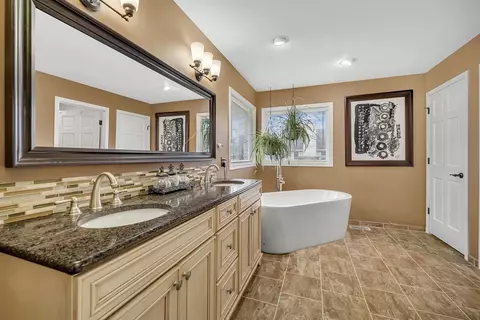Bath - 1890 Erin Ln, Morris, IL 60450 photo 1 of 4
