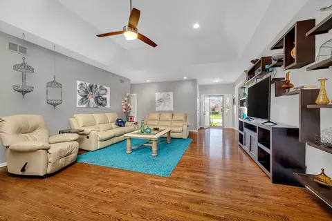 Living - 1890 Erin Ln, Morris, IL 60450 photo 3 of 6