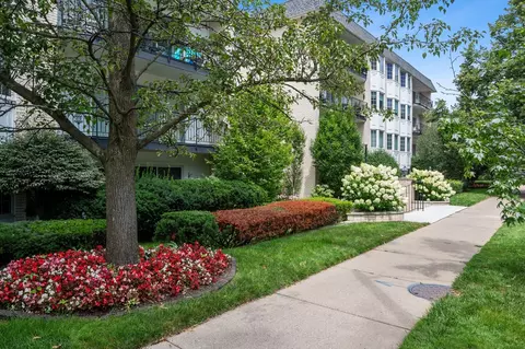715 Ridge Rd #2D, Wilmette, IL 60091