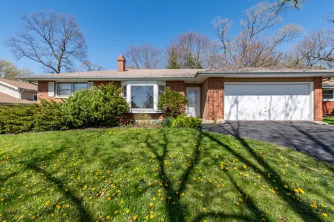 2100 Woodlane Dr, Lindenhurst, IL 60046