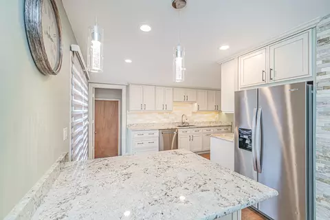 Kitchen - 224 Pinecroft Dr, Roselle, IL 60172 photo 2 of 5
