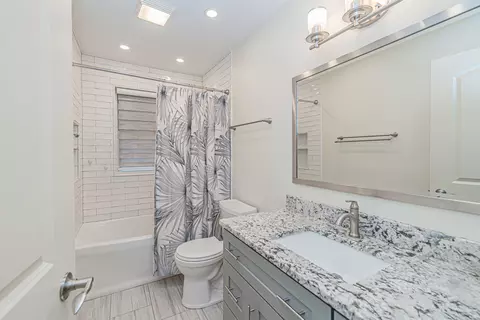 Bath - 224 Pinecroft Dr, Roselle, IL 60172 photo 1 of 3