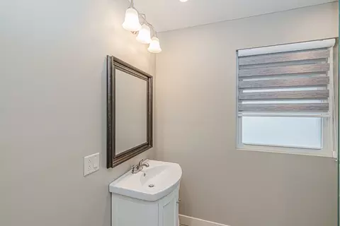 Bath - 224 Pinecroft Dr, Roselle, IL 60172 photo 2 of 3