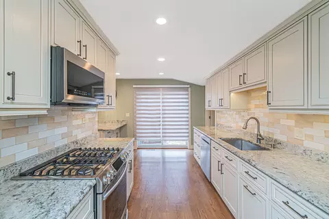 Kitchen - 224 Pinecroft Dr, Roselle, IL 60172 photo 4 of 5