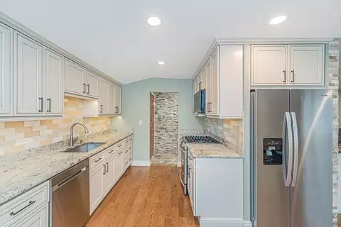 Kitchen - 224 Pinecroft Dr, Roselle, IL 60172 photo 5 of 5