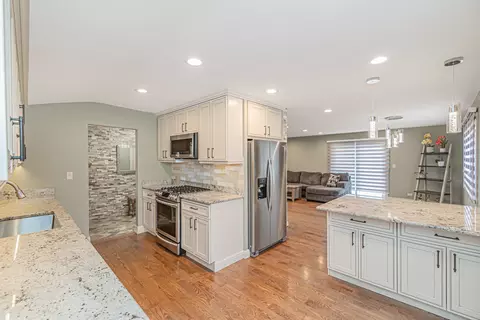 Kitchen - 224 Pinecroft Dr, Roselle, IL 60172 photo 1 of 5