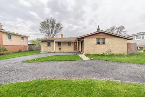 Exterior - 224 Pinecroft Dr, Roselle, IL 60172 photo 8 of 8