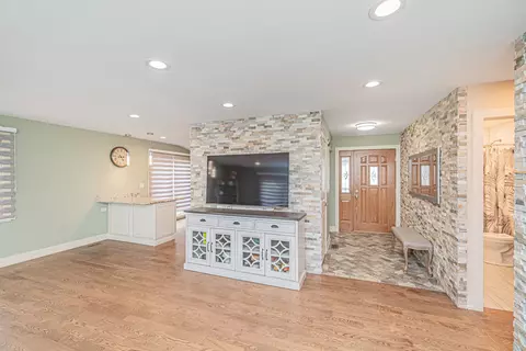 Living - 224 Pinecroft Dr, Roselle, IL 60172 photo 3 of 4