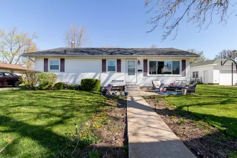 607 W Warren St, Le Roy, IL 61752