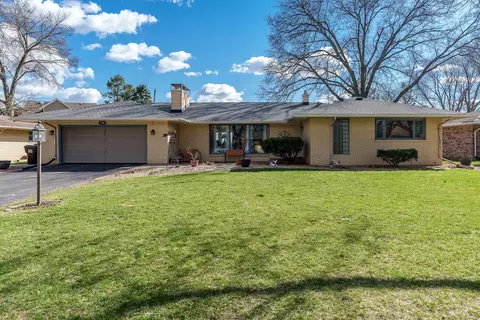 920 Bluecrest Dr, Rockford, IL 61107