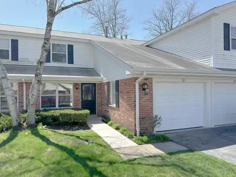 12 Willow Cir, Cary, IL 60013