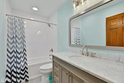 Bath - 864 Kingston Ln, Bartlett, IL 60103 photo 5 of 5