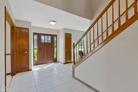 Entry Way - 864 Kingston Ln, Bartlett, IL 60103 photo 2 of 3