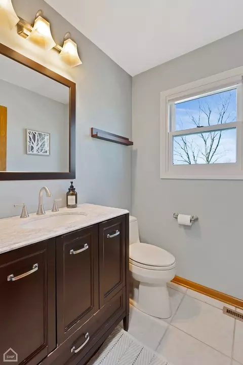 Bath - 864 Kingston Ln, Bartlett, IL 60103 photo 1 of 5