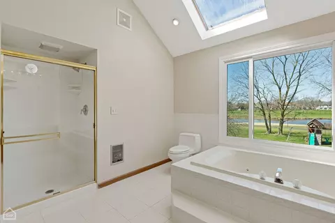 Bath - 864 Kingston Ln, Bartlett, IL 60103 photo 4 of 5