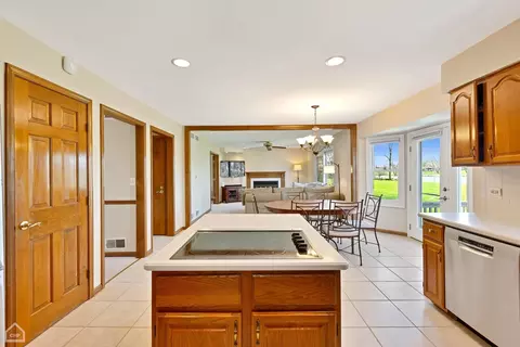 Kitchen - 864 Kingston Ln, Bartlett, IL 60103 photo 4 of 4