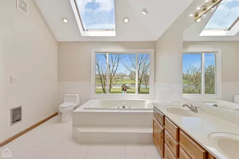 Bath - 864 Kingston Ln, Bartlett, IL 60103 photo 3 of 5