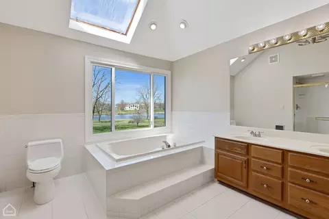 Bath - 864 Kingston Ln, Bartlett, IL 60103 photo 2 of 5