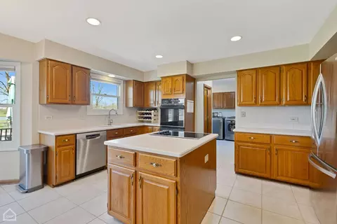 Kitchen - 864 Kingston Ln, Bartlett, IL 60103 photo 2 of 4
