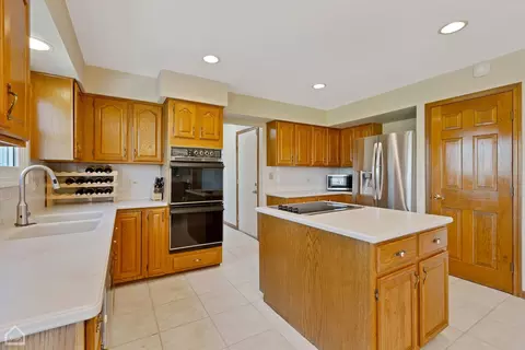 Kitchen - 864 Kingston Ln, Bartlett, IL 60103 photo 3 of 4