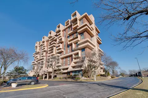 465 W Dominion Dr #1104, Wood Dale, IL 60191