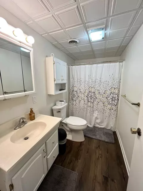 Bath - 1015 28th St, Peru, IL 61354 photo 2 of 3