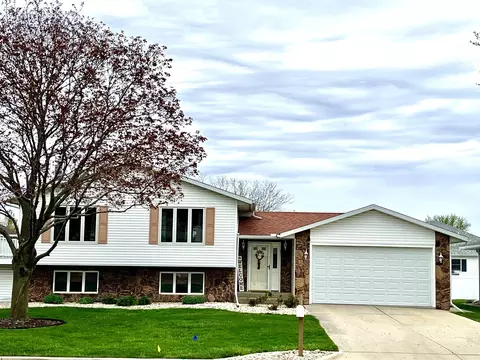 Exterior - 1015 28th St, Peru, IL 61354 photo 2 of 10